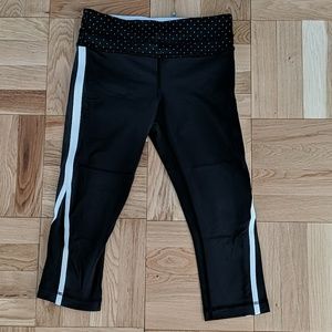 Luluemon black crops, size 6